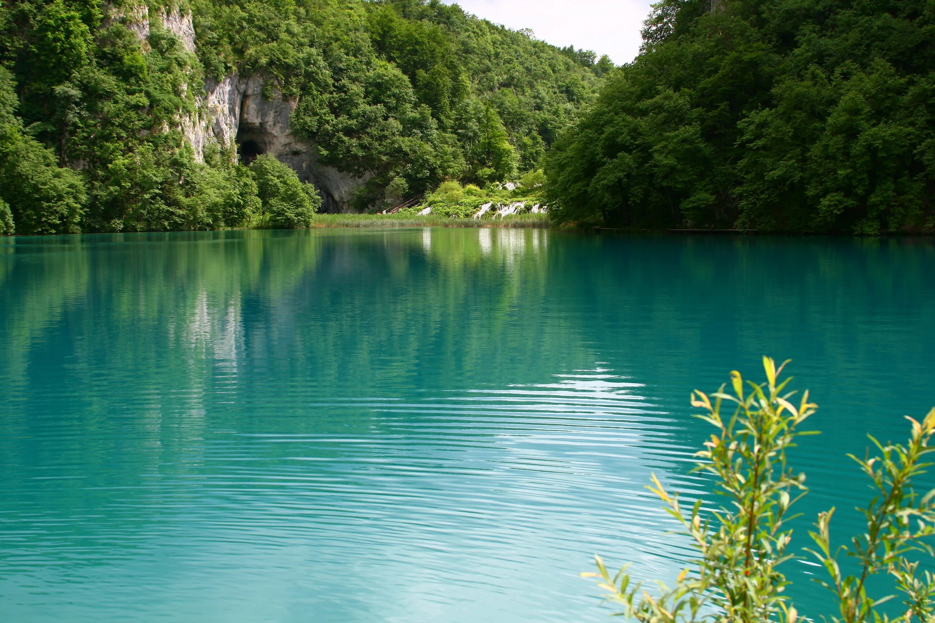 Голубое озеро Абхазия. Озеро Рица Абхазия. Изумрудная Лагуна Краснодарский край. Озеро Сукко. Реки и озера кубы