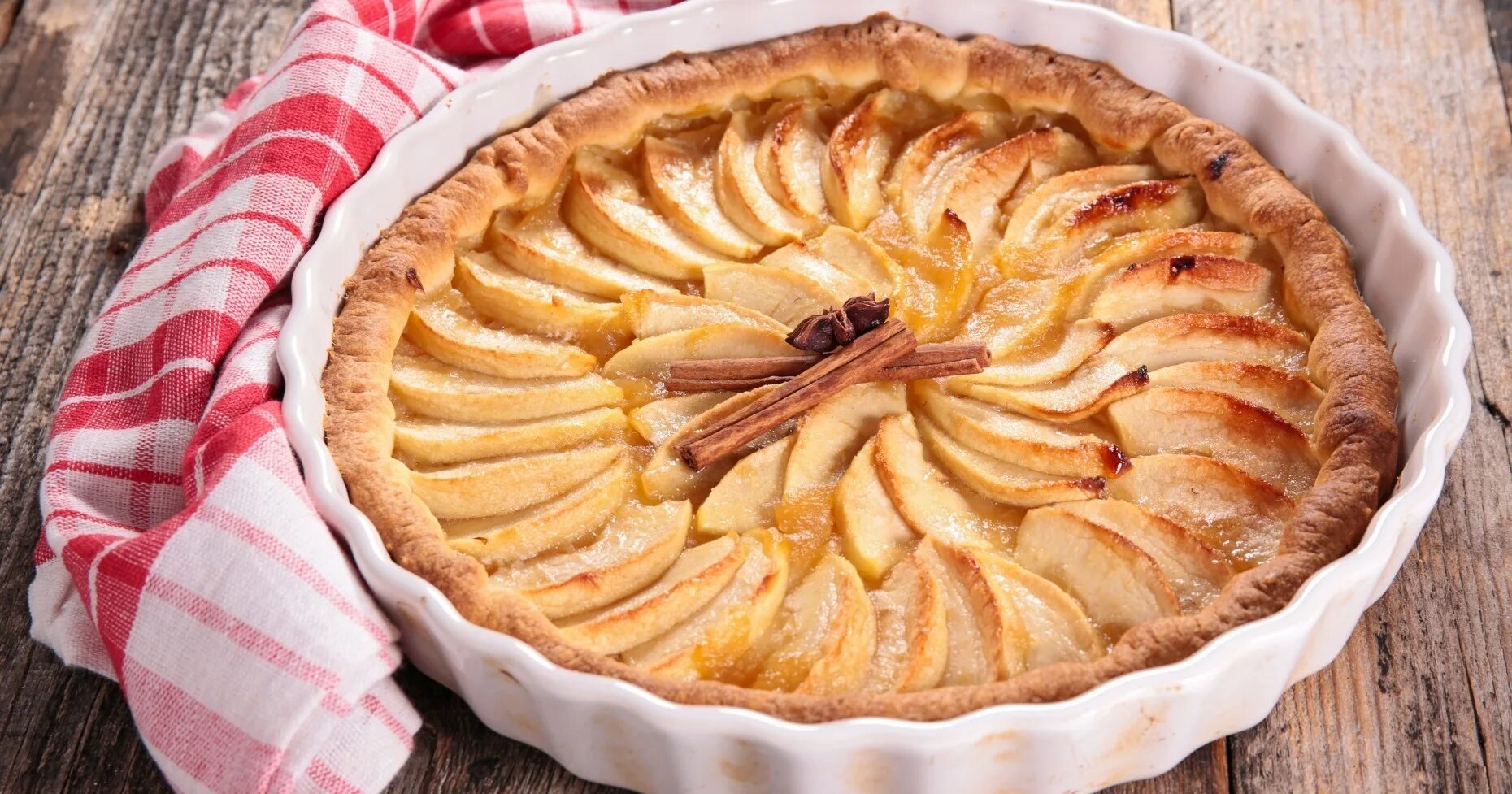 Пирог и море. Apple pie Type of Apple. Delicious dishes in Italy an Apple pie. Apple dishes