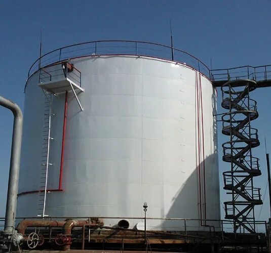 Как выглядит резервуар. Нефтяной резервуар. кольцо орошения резервуара. водяное орошение резервуаров. табличка на резервуаре с нефтепродуктами.