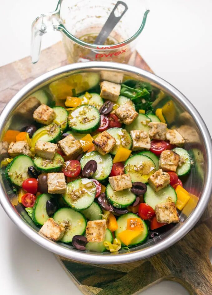 Постный греческий. Постный греческий. Сыр тофу в греческий салат. Греческий салат без маслин. Постный греческий салат.