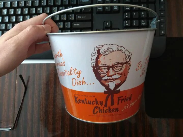 Кроссовки фаины семеновны ялта kfc. Миньоны КФС. КФС ТЦ фестиваль. Бустер Амбассадор КФС. Юбилейный Баскет КФС 2022.