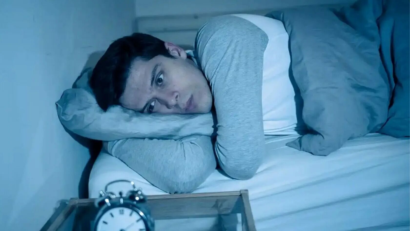 Ночные пробуждения. Проснулся ночью. Спящий человек. Расстройства сна. Insomnia.