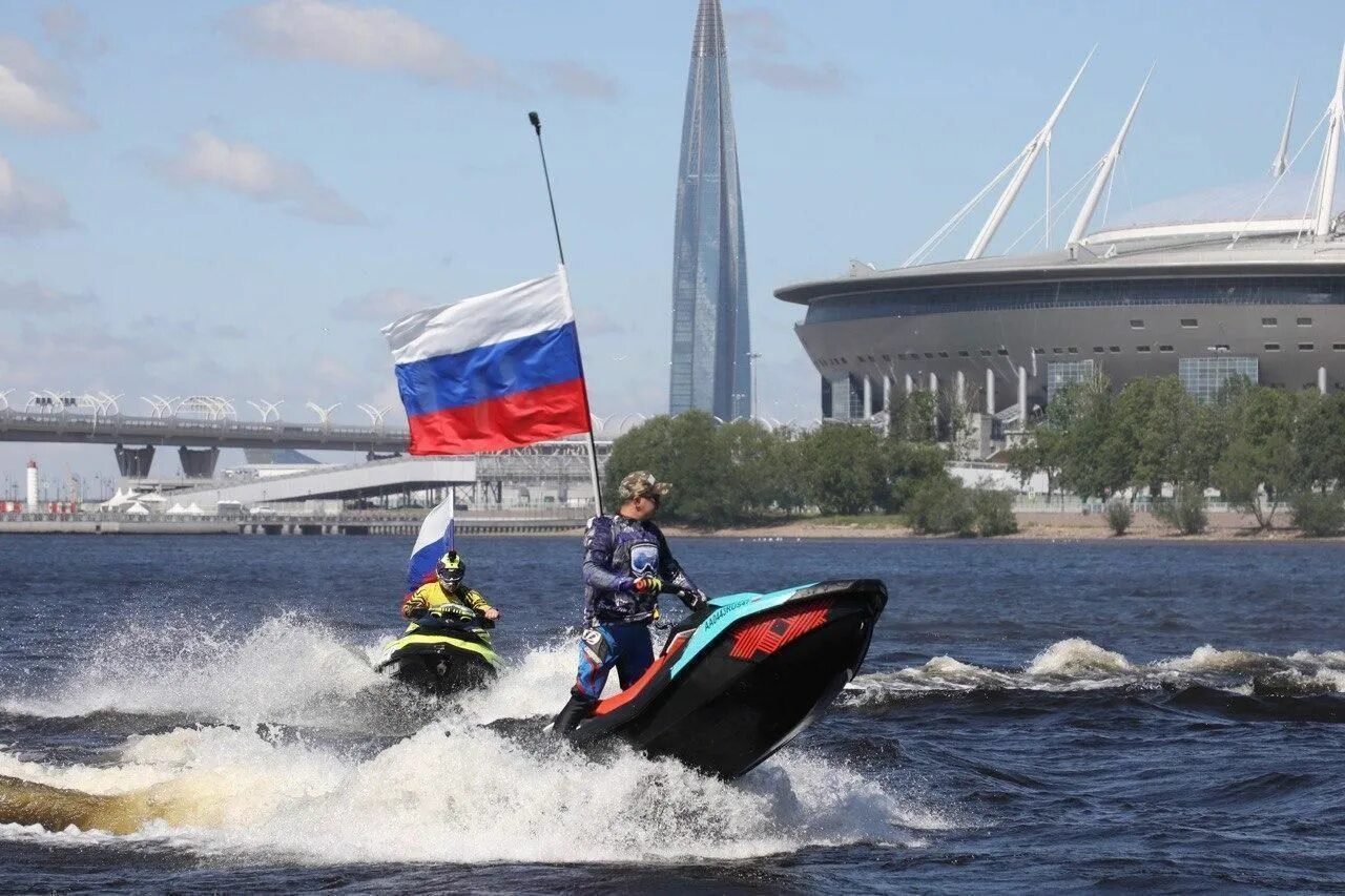 Флаги россии в спб. Поднятие флагов в Петербурге. Флаг России в Питере. Гидроциклы флаги.