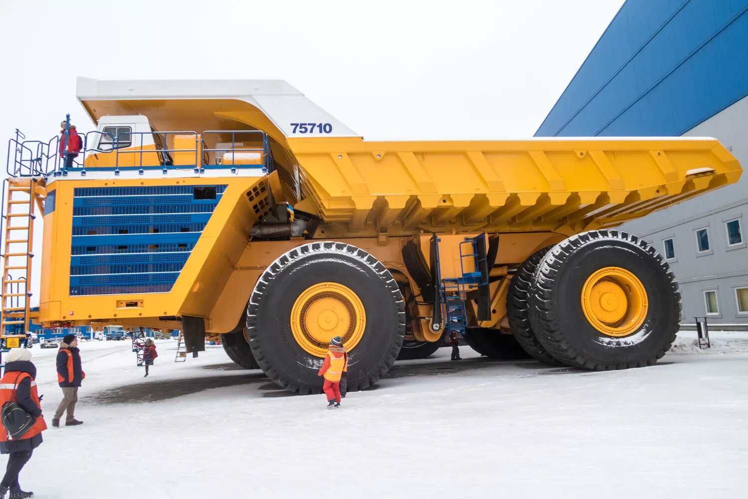 500 тонн в рублях. БЕЛАЗ-75710 самосвал. Карьерный самосвал Liebherr t282b. Самосвал БЕЛАЗ 450 тонн. БЕЛАЗ-75710 450т.