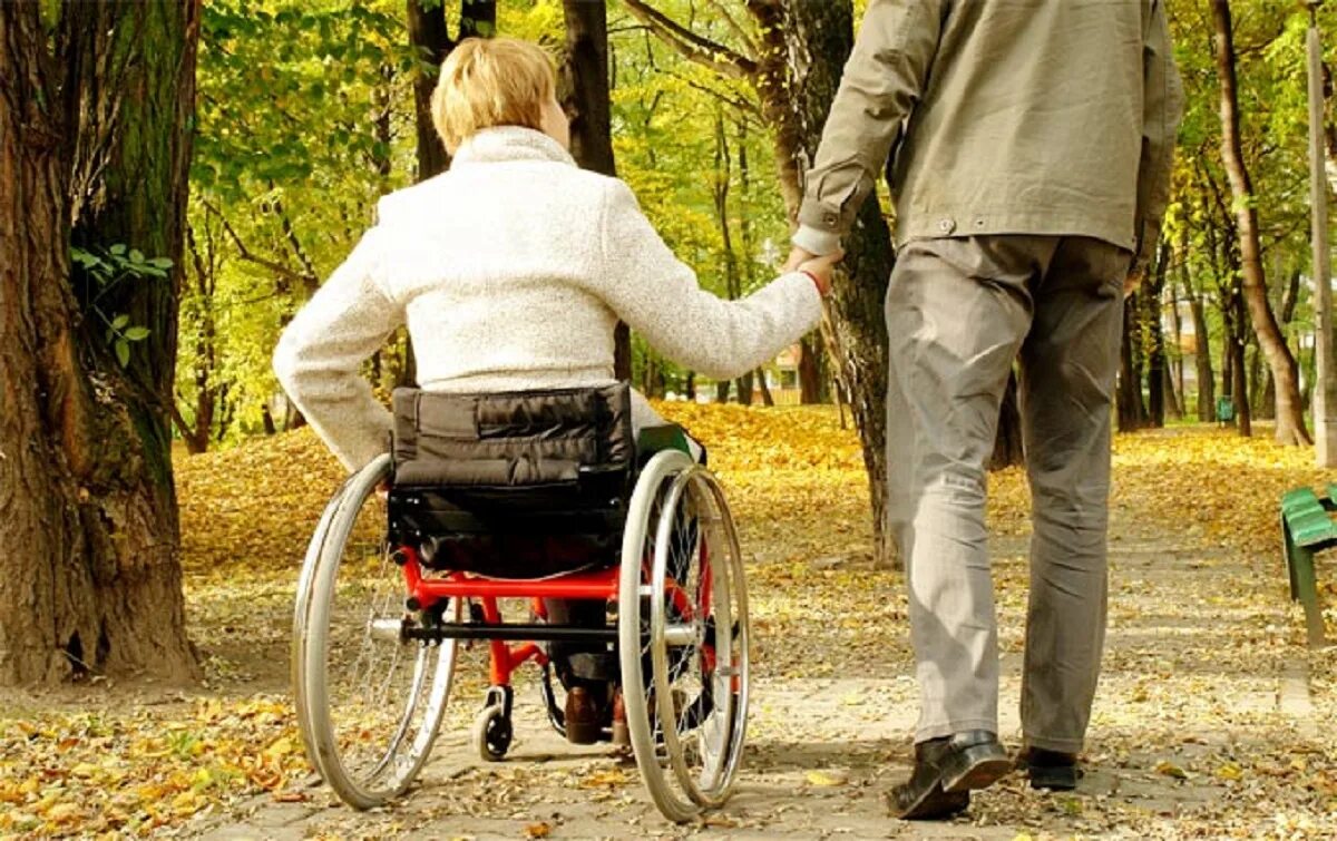 Инвалид с детства с возраста. Пожилые и инвалиды. Пожилые люди и инвалиды. Пожилые с ограниченными возможностями. Социальное обеспечение инвалидов.