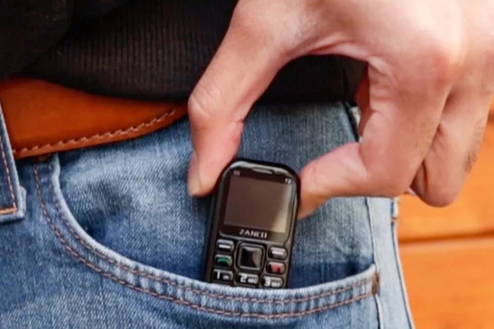 Фотография маленького телефона. Zanco tiny t2. Самый маленький телефон. Самый маленький мобильник 1990. Самый маленький телефон сегодня.