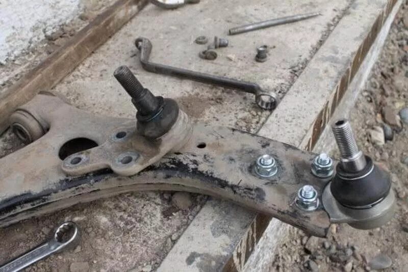 Крепление шаровой форд фокус 2. Съемник шаровой форд мондео 4. Клепки на шаровой форд фокус 2. Шаровая опора фф2 дорестайл. Съемник шаровой форд мондео 4.