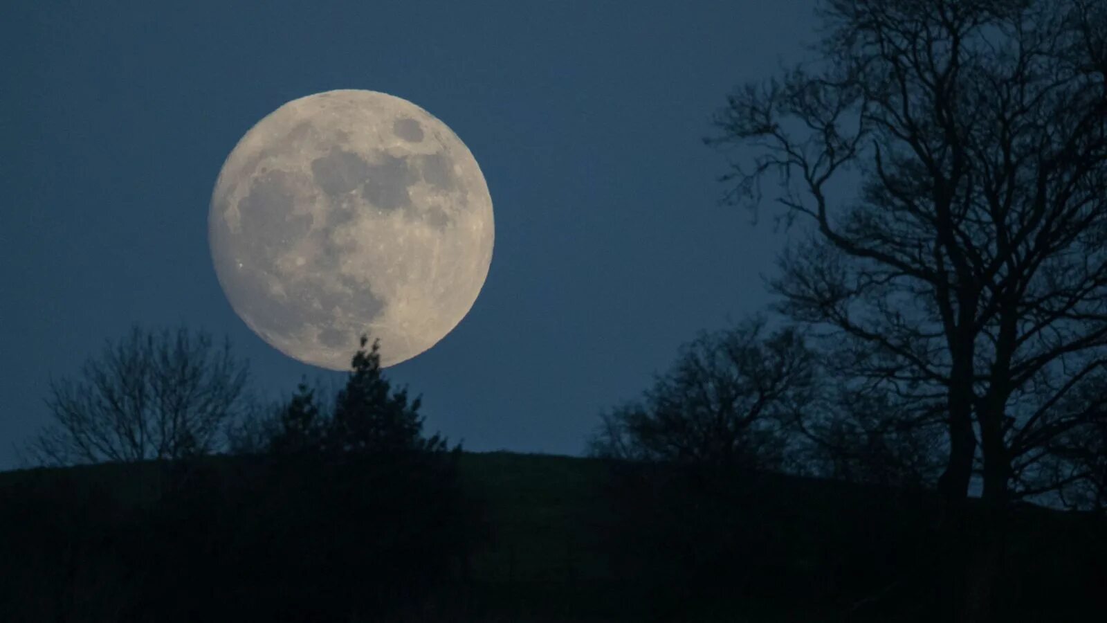 Лунный пейзаж. Луна на небе. Луна. Полнолуние утром. Самая красивая луна.