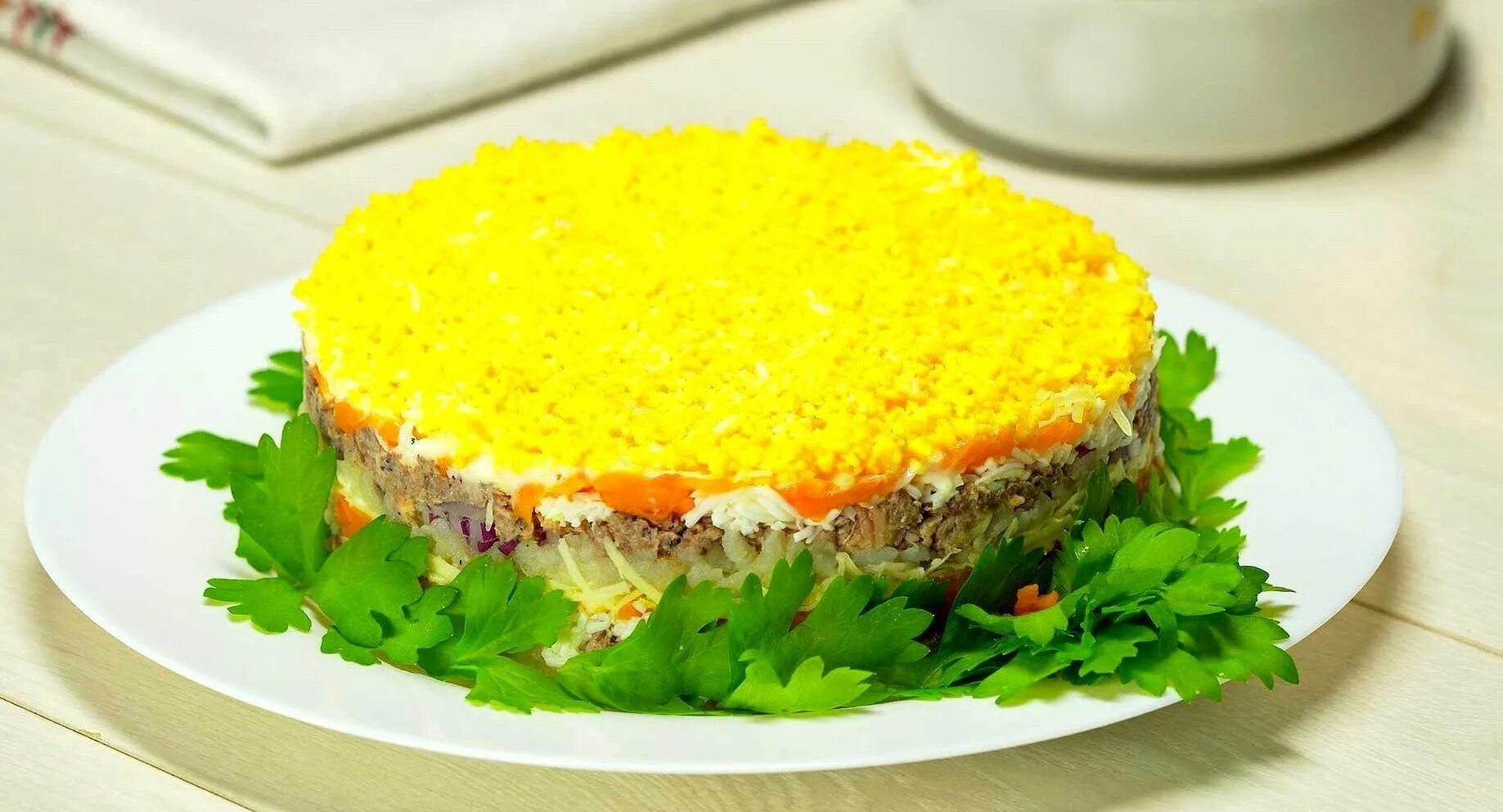 Салат мимоза с тунцом. Салат из консервы сайра мимоза. Мимоза салат с консервой. Эрвин салат мимоза. Кухня салат мимоза.