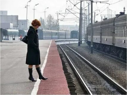 Стою на полустаночке полушалочке