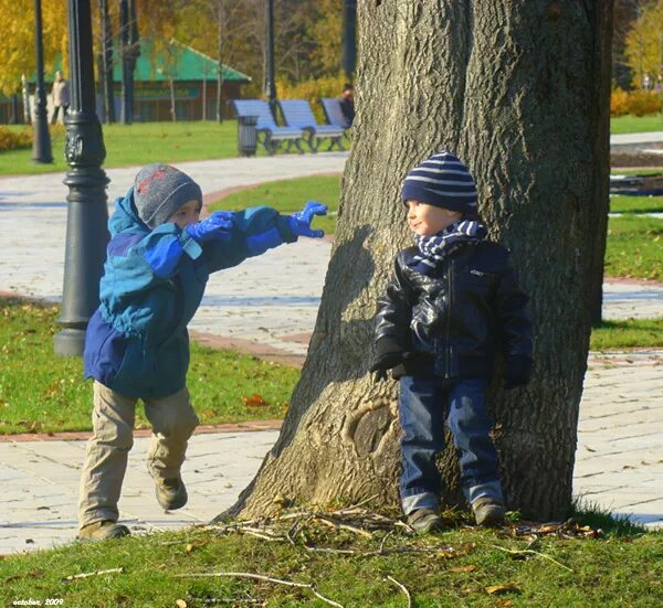 Играть в прятки на улице. Игра в ПРЯТКИ. Игра в ПРЯТКИ фото. Детский лагерь ПРЯТКИ. ПРЯТКИ на улице.