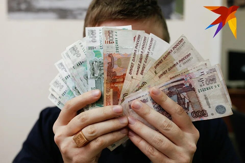 Взятка картинки. 5 тысячные купюры. Обнал денег. Много рублей в руках. Деньги.
