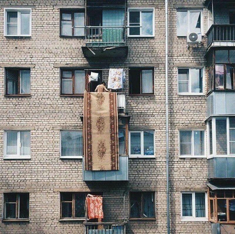 Бывшая живет в соседнем доме. Прикольный балкон. Необычные балконы. Вытряхивать с балкона. Странные вещи на балконе.