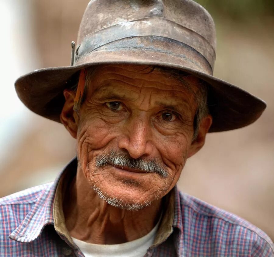 Приветливый старик. Пожилой мужчина. Старик с усами. Старый мексиканец. Пожилой мексиканец.