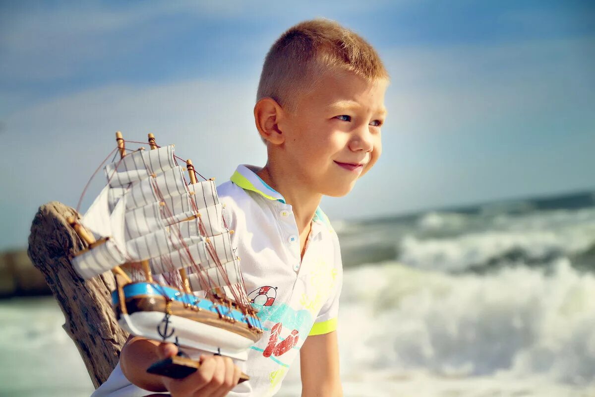 Детям о мечте. Дети мечтают море. Мальчик с корабликом. Кораблик для детей. Мечта стать отцом