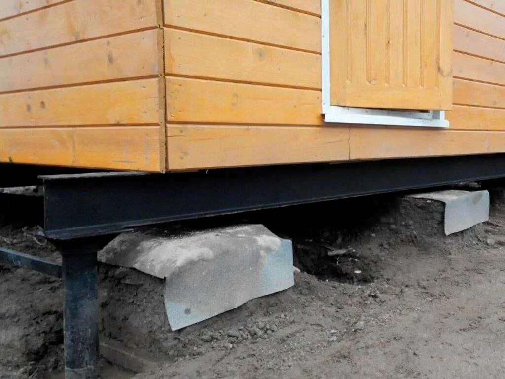 Дом на сваях фундамент. Свайный столбчатый фундамент. Подъем домов на винтовые сваи. Реконструкция фундамента сваями. Дом на винтовых сваях.