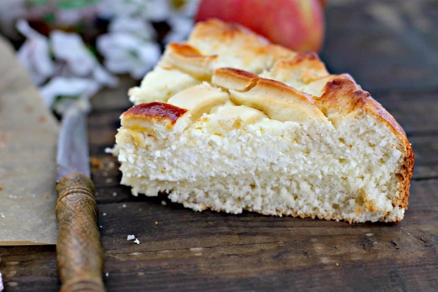 Рецепт творожно дрожжевого теста. Пироги с творогом. Пирог с творогом и яблоками. Яблочный пирог из дрожжевого теста. Выпечка с творогом и яблоками.