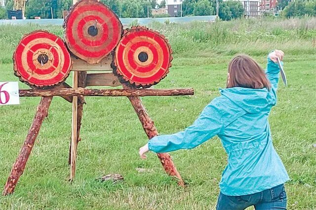 Мишень для спортивного метания ножей. Спортивное метание ножа. Рязань косопузая. Метание ножей рязань. Стенд щит для метания ножей.