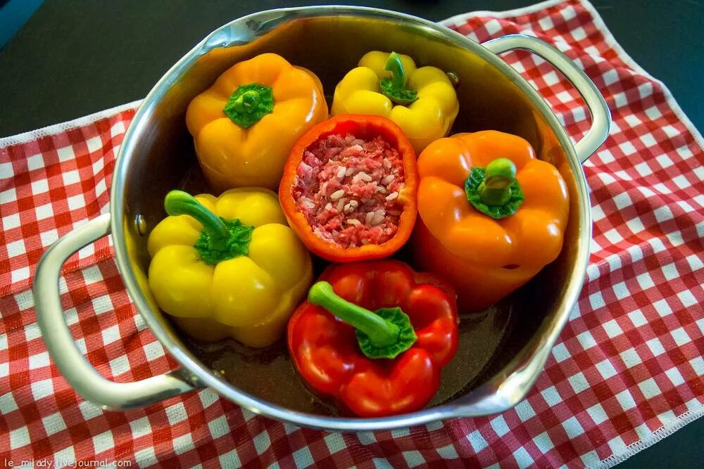 Фаршированные перцы в духовке с подливкой. Фаршированные перчики. Перец сладкий фаршированный. Какой перец для фаршированного перца. Перец для фаршировки.