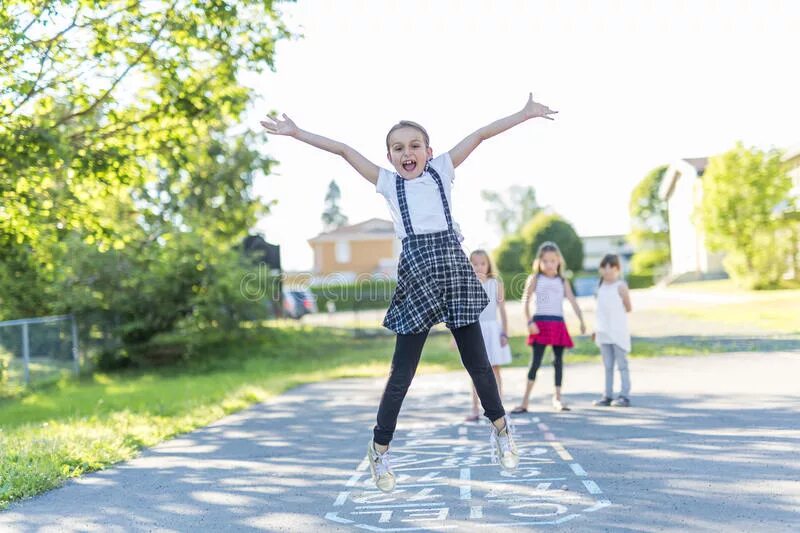 Дети улицы. Школьный лагерь. Трусы на асфальте. School for physical limited persons. Дети в лагере.
