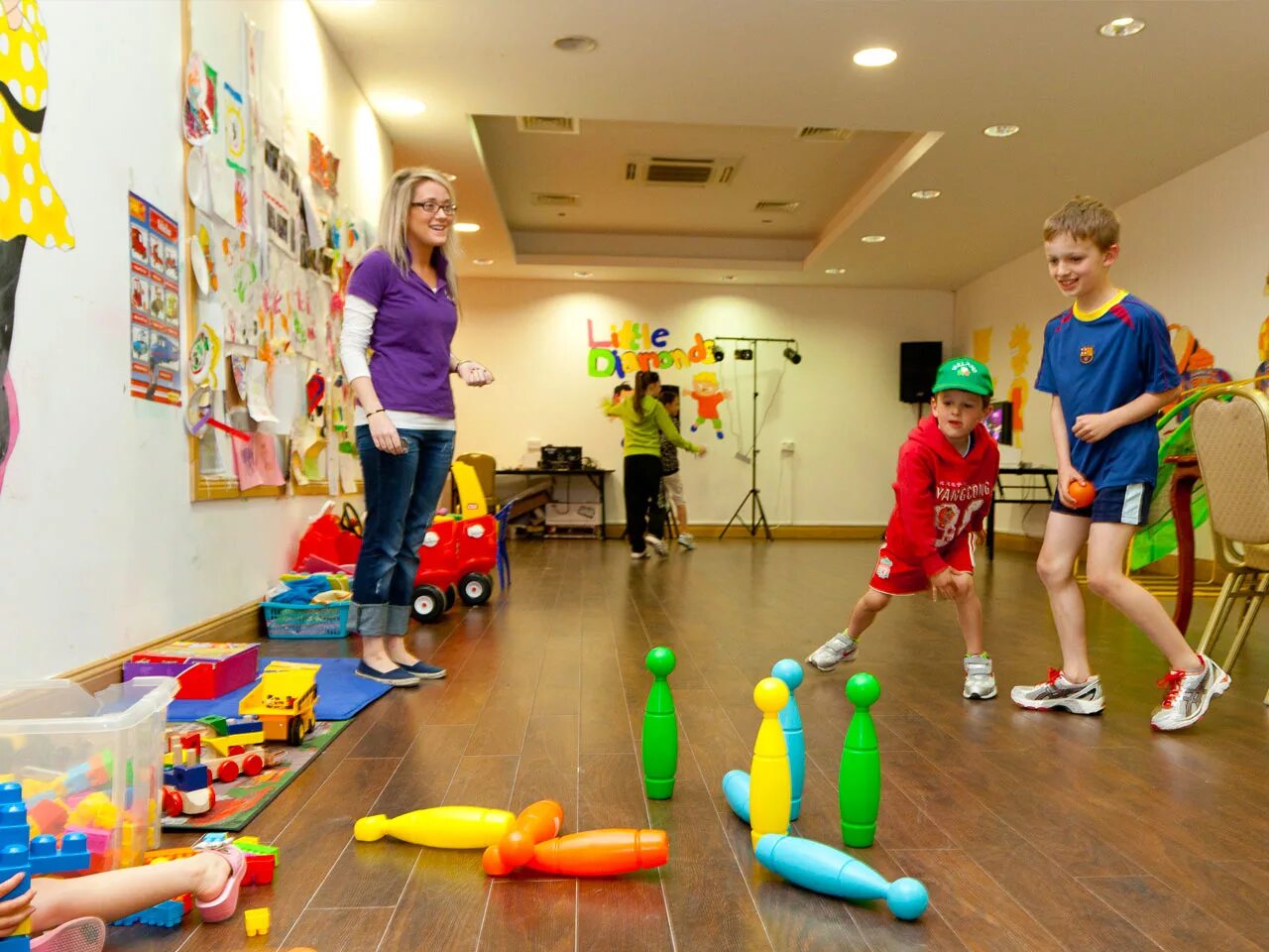 Centara grand island resort & spa 5*. няня аниматор. детский клуб. дети в детском клубе. Children clubs.