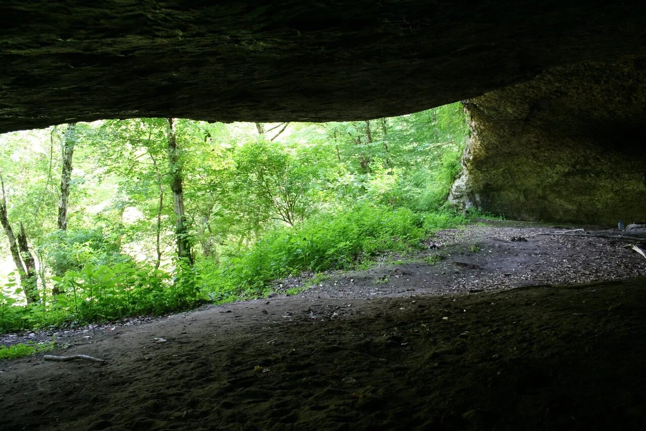 черный грот. грот великанов. оптимистическая пещера на карте. пещеры каменномостский. взгляд из пещеры.