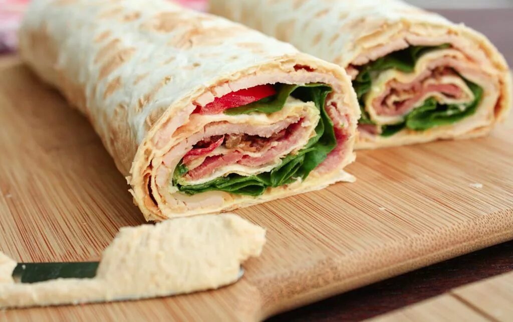 лаваш ролл с сыром. рулетики из лаваша с сыром. рулет из лаваша с ветчиной. рулет с красной рыбой в лаваше с творожным сыром. лаваш с ветчиной и сыром.