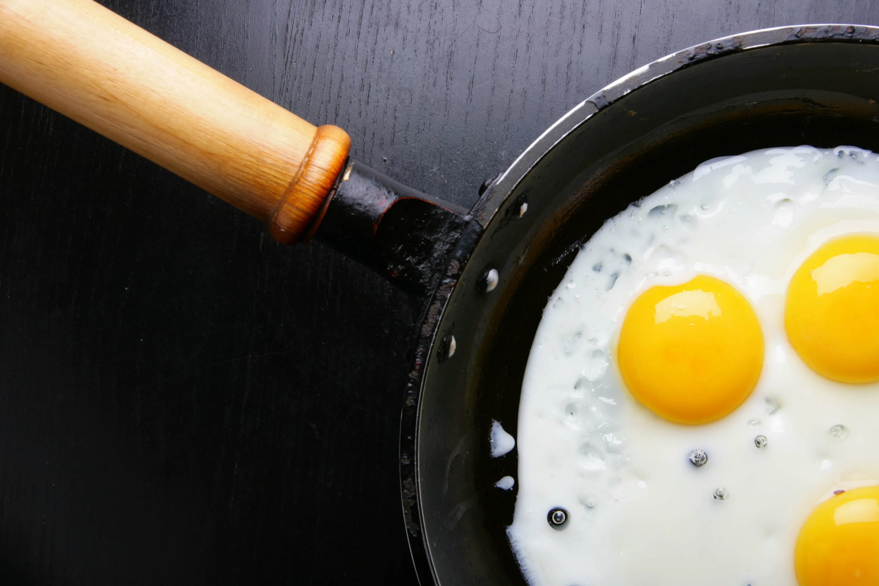 Cooked egg. Яичница. Сковорода с яичницей. Сковородка для яичницы. Яичница глазунья.