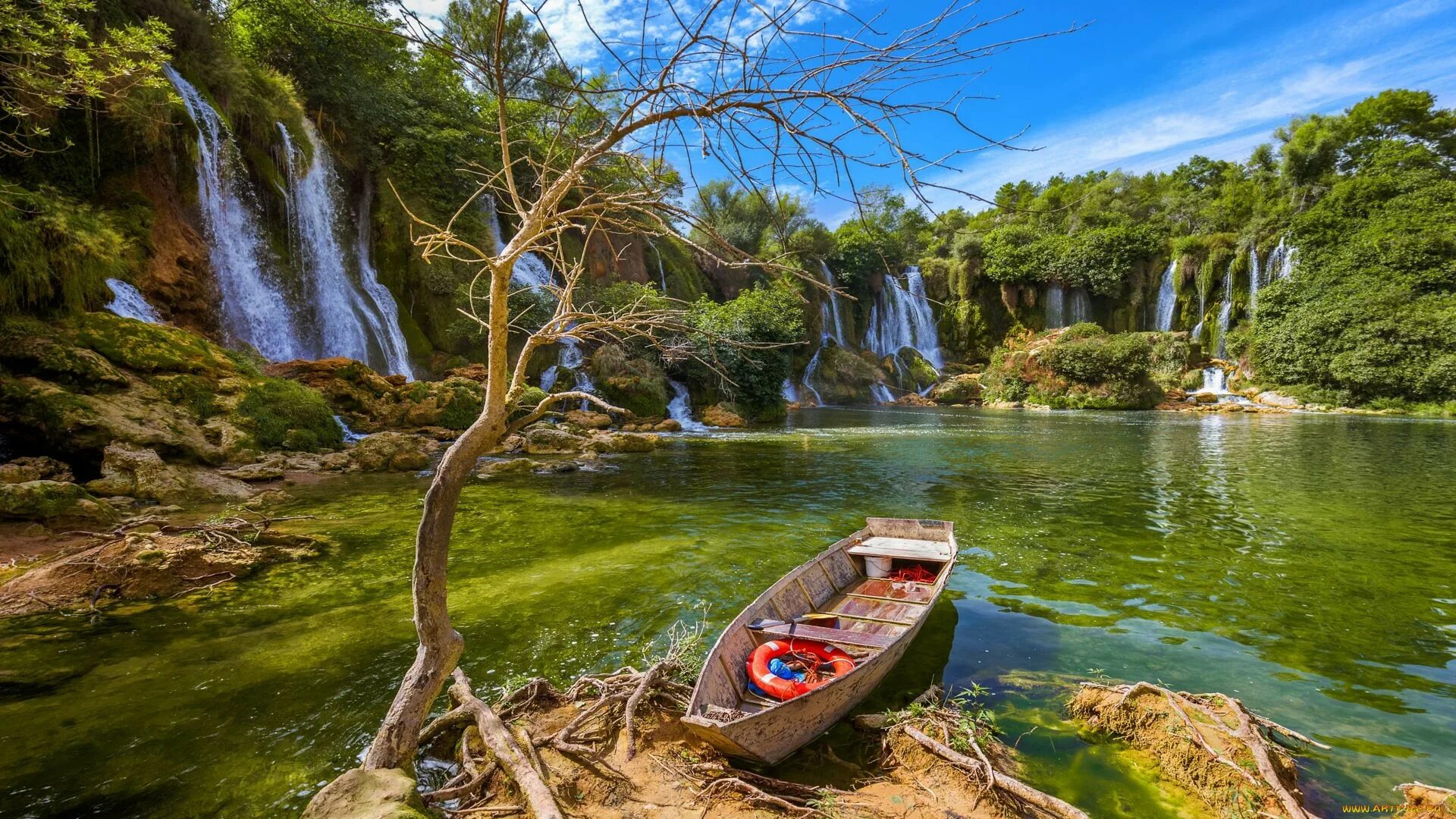 Катер водопад. Босния водопад Кравица. Водопад лодка. Лодка на реке.