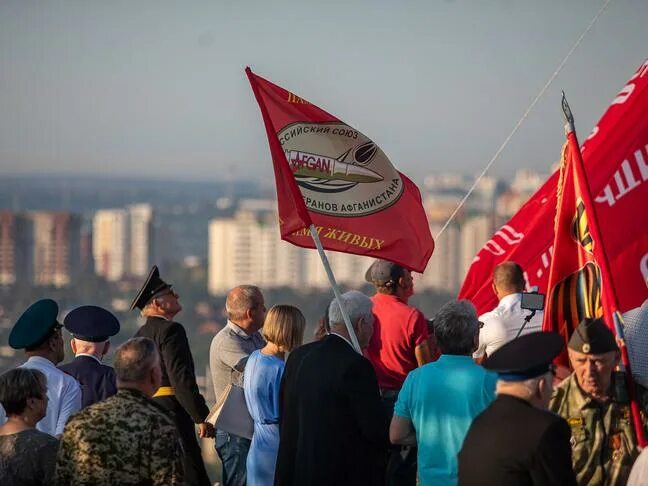 Кто поднял знамя в день освобождения новгорода. Знамя гру. Знамя Победы. Знамя Победы картинки. Фашистская Орда флаг.