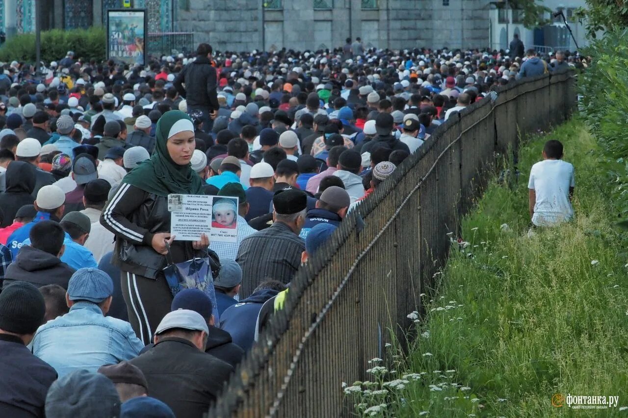 Курбан байрам 2024 в татарстане выходной какого. СПБ Курбан-байрам у мечети. Курбан-байрам 2022 Санкт Петербург. Фото мусульман. Мусульманская мечеть.