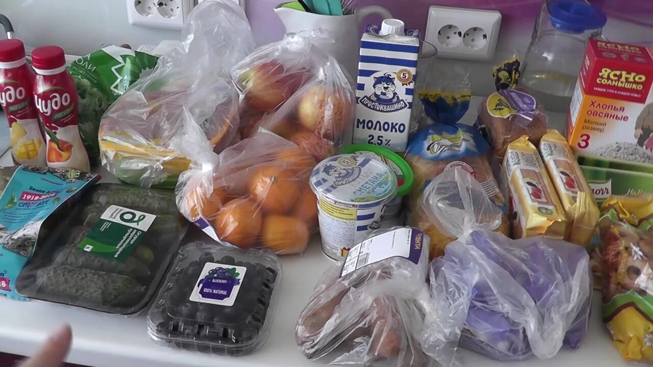 Покупка домашнего видео. Пакет с продуктами. Магазин продукты. Пакет с продуктами на столе. Пакеты из магазина с продуктами.