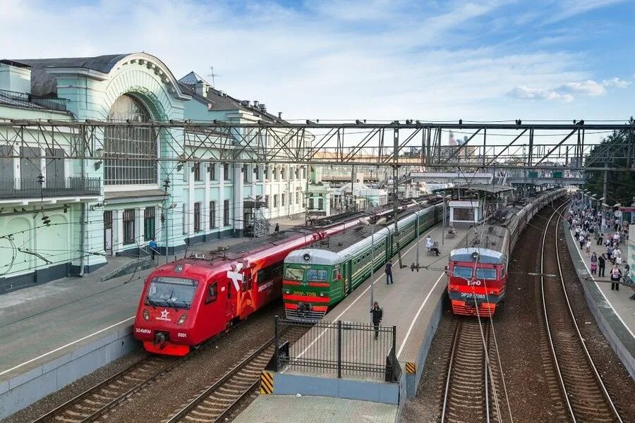 Железнодорожный московская область транспорт. РЖД белорусский вокзал. Поезд белорусский вокзал. Белорусская вокзал Московская область. РЖД Ленинградский вокзал.