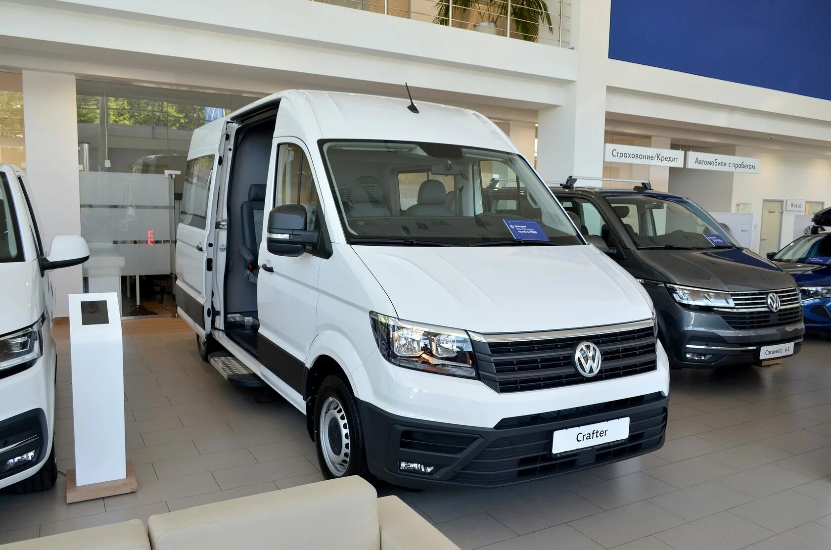 Volkswagen crafter купить. Volkswagen Crafter Луидор. Volkswagen Crafter 7 местный. Фольксваген Крафтер Грузопассажирский. Volkswagen Crafter полугрузовой.