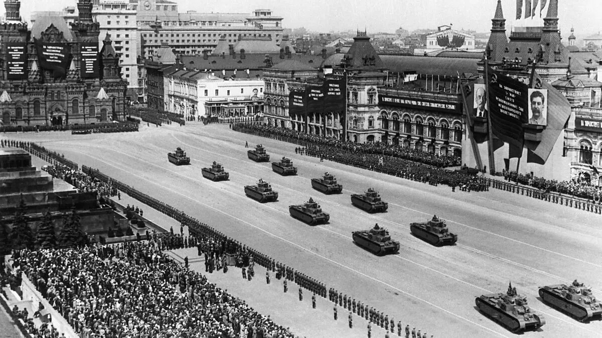 Первые парады победы. Парад Победы 1945 техника. Парад техники 24 июня 1945. Первый парад Победы на красной площади 1945. Парад Победы 1945 года на красной площади в Москве техника.