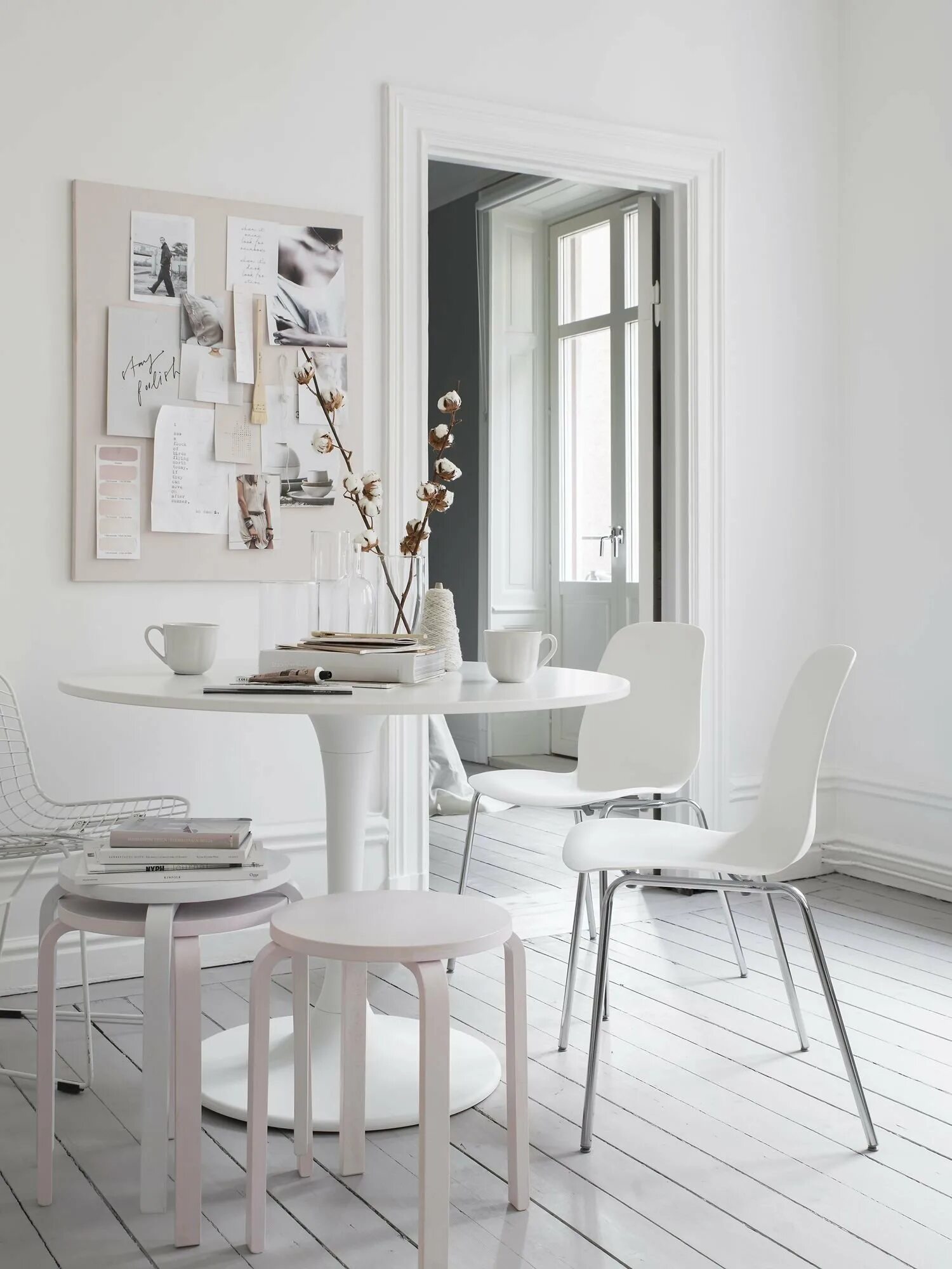 стол norden ikea. голубые стулья для кухни. белые стулья в интерьере. обеденный стол для кухни. белый обеденный стол в интерьере.