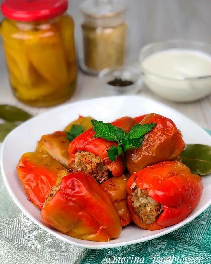Рецепт перец с рисом и овощами. Голубцы перец фаршированный. перец фаршированный овощами. фаршированный сладкий перец. фаршированные перчики.