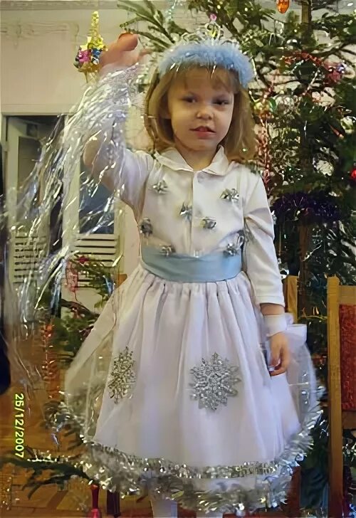 украсить платье мишурой. обшить платье мишурой снежинка. снежинка не а утренник. обшить платье мишурой. новогоднее платье с мишурой.