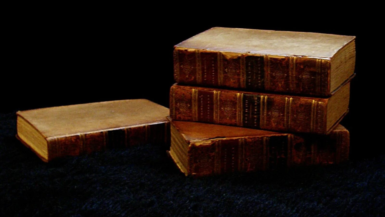 Книги их 3. Книга 3д. три книги. три старые книги. книги обои.