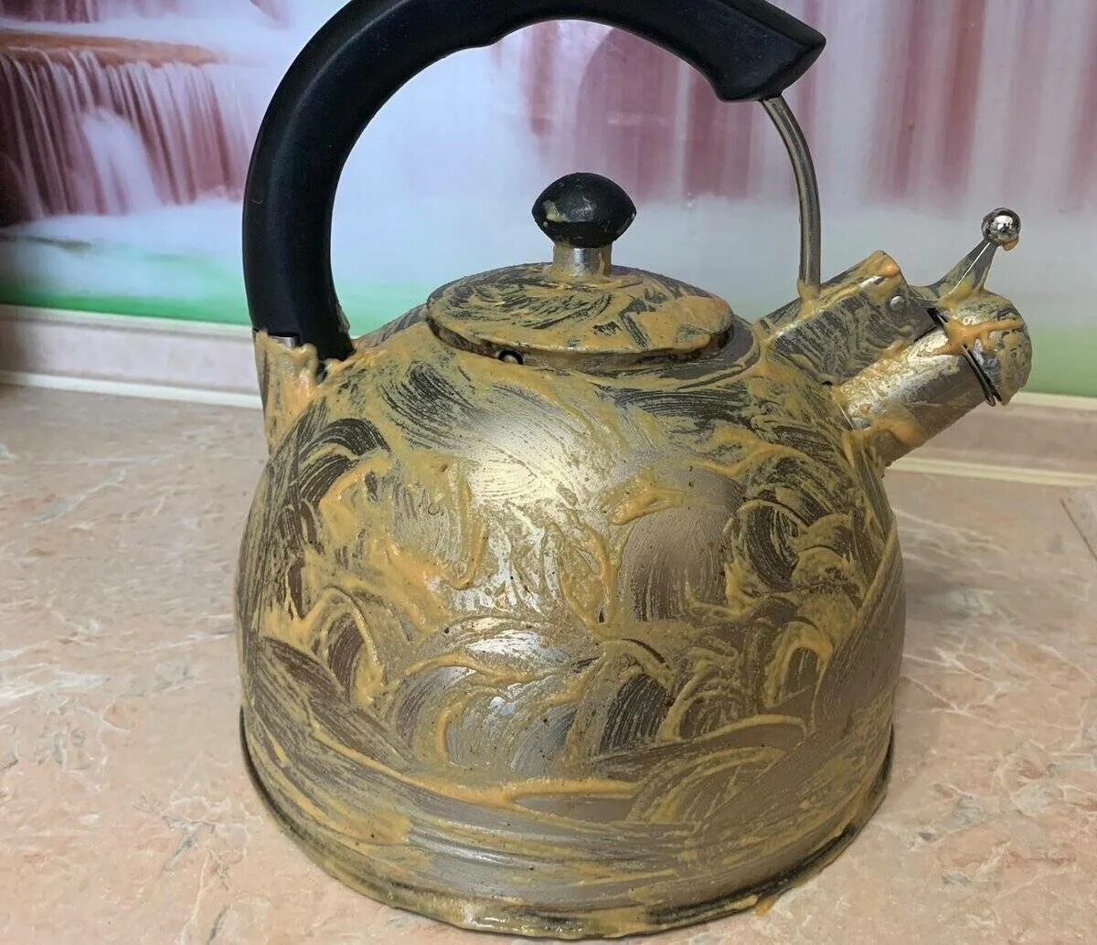 Эмалированный чайник накипь. Копоть на чайнике. нагар на чайнике. ржавый железный чайник. чайник горчичный.