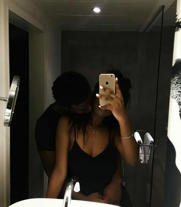 Фото девушек в ванной в зеркале. Парень с девушкой в зеркале. брюнетка в зеркале. брюнетка перед зеркалом. девушка в зеркале.