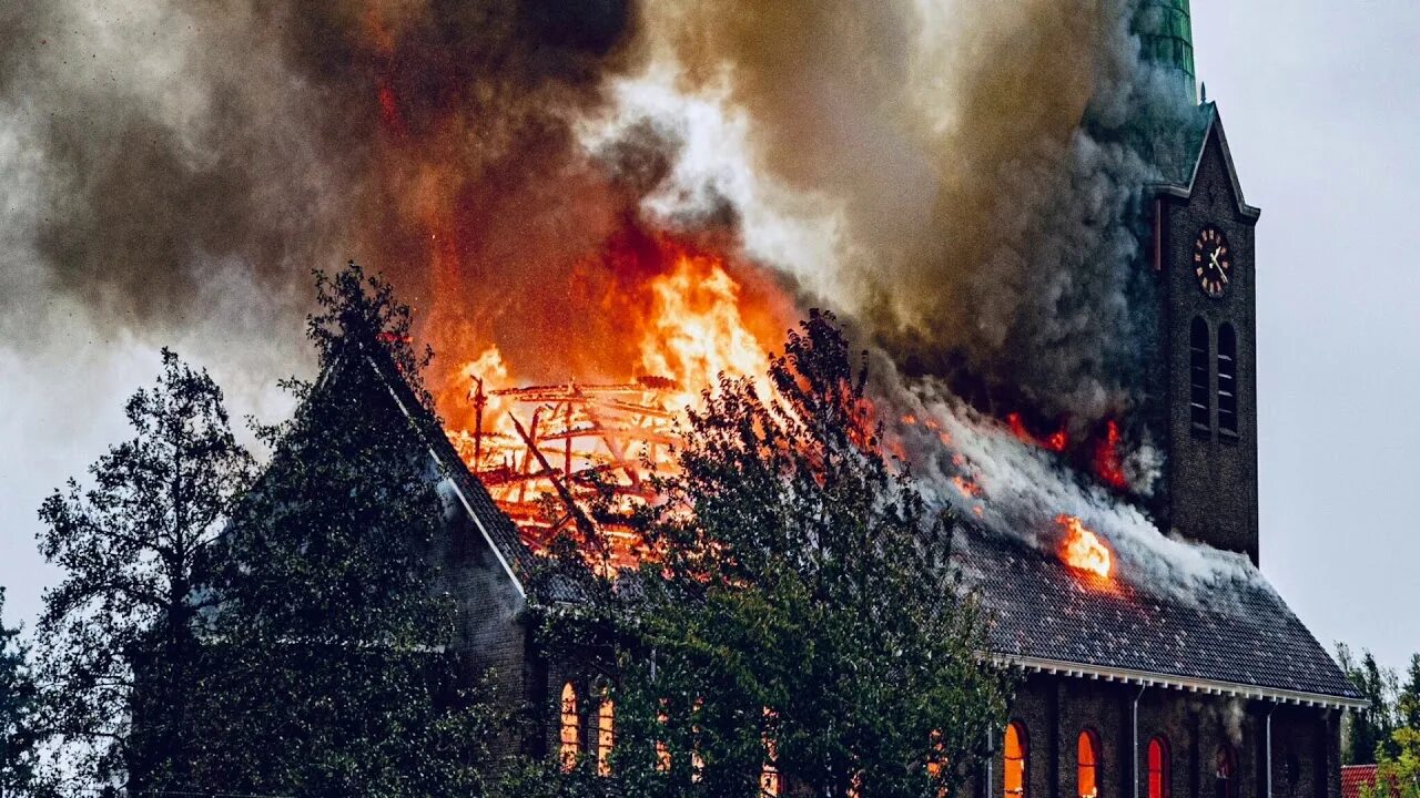 Church burns. Церковь горит. Горящая церковь арт. Горящая церковь арт. Горящие храмы.