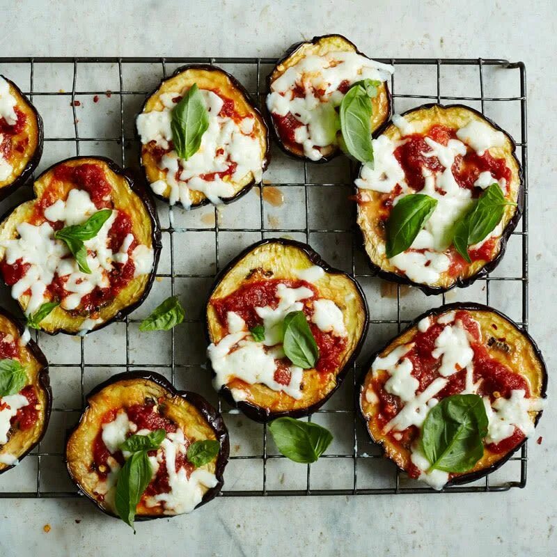 Eggplant pizza. Мини пицца маргарита. мини пицца из баклажанов и бекона. eggplant pizza recipe.