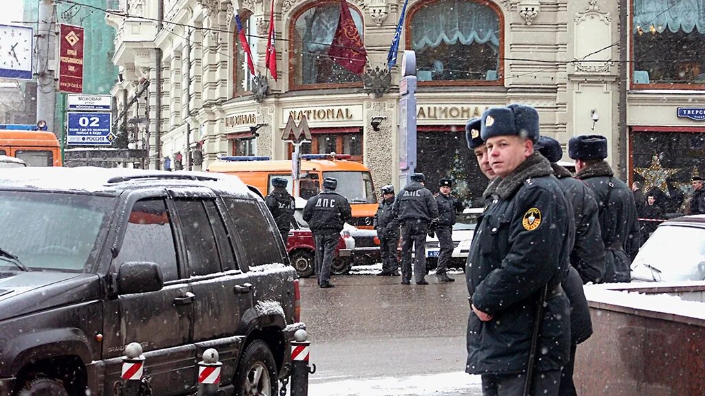 Теракт на тверской. Теракт 9 декабря 2003 Москва. Теракт гостиница Националь Москва 9.12.2003. Взрыв у гостиницы Националь 2003. Гостиница Националь теракт.