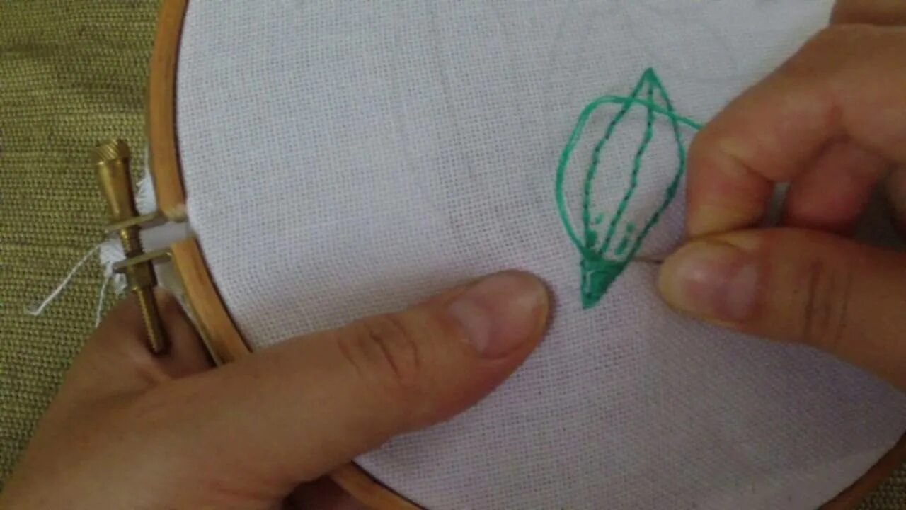 Уроки вышивания для начинающих видео. 1 урок вышивания гладью. вышивка гладью видео уроки для начинающих. вышивание для начинающих гладью 2 урок. вышивание гладью для начинающих пошагово уроки.