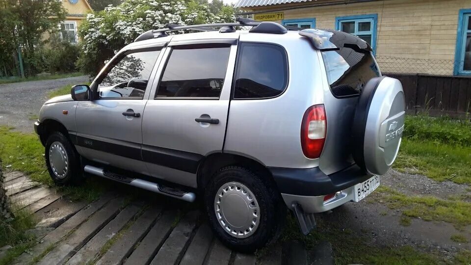 Шевроле нива сзади. Спойлер на chevrolet niva. Спойлер на chevrolet niva. Задний спойлер на ниву шевроле. Нива шевроле 2000 сзади.