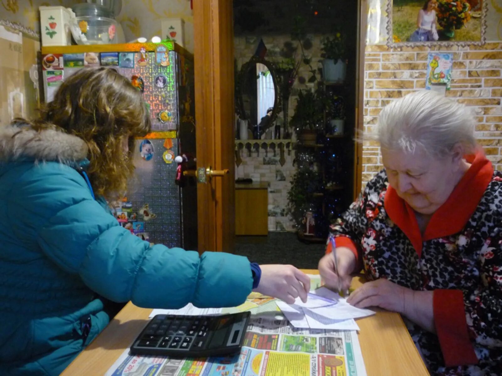 Почтальон пенсия. Пенсионер и почтальон. Почтальоны в семикаракорске. Пенсию будут носить почтальоны. Пенсию будут носить почтальоны.