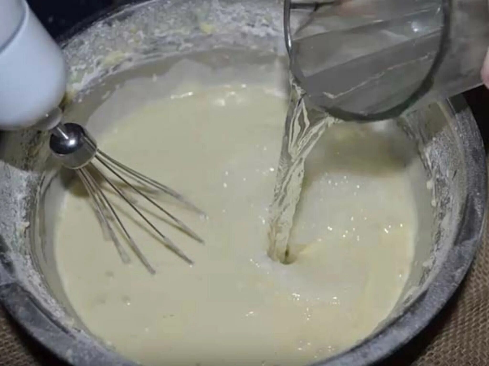 Мука и вода. Взбить яйца с молоком. Water for dough. Making puff pastry. Опыты с мукой.