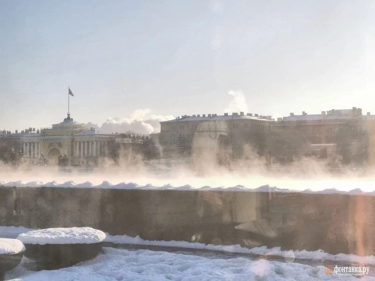 Поднялся сильный мороз. Санкт Петербург туман Фонтанка. Мороз в Петербурге. Сильные Морозы в Питере.