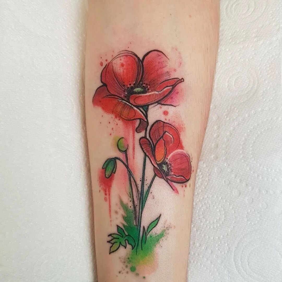 Тату маки на руке. Тату маки акварель. Тату маки на спине. Тату цветы акварель. Тату мак.